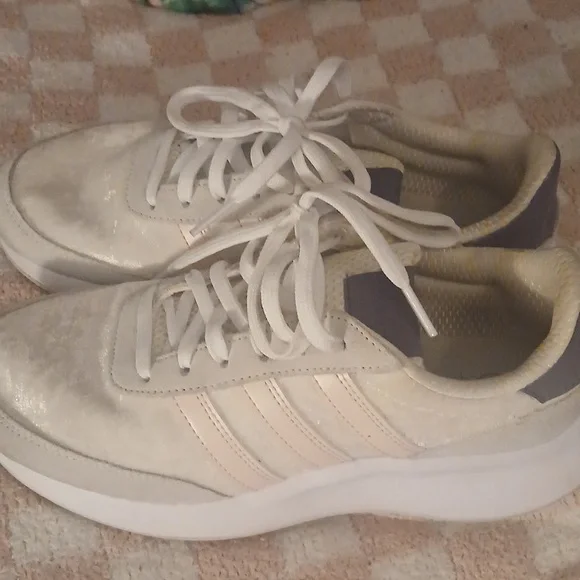 Adidas tenny shoes - Picture 2 of 4